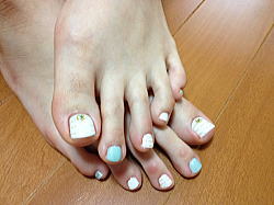 白とエメラルドグリーンのフットジェルネイル