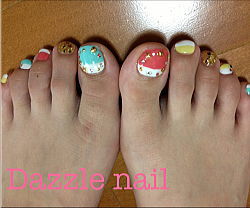 オレンジのサンダルにピッタリのフットネイル