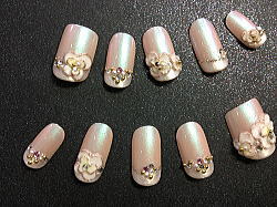 パールがかったピンクベージュに白のフレンチ