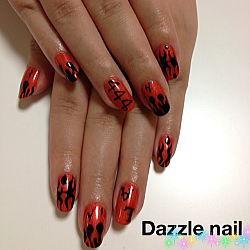 ラメの効いた赤に黒のアート