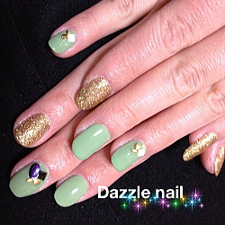 カーキとゴールドラメをランダムに合わせたおしゃれネイル