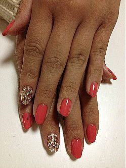 コーラルオレンジカラーとストーン盛り