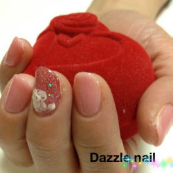 一本にアクセントをいれたピンク系ジェルネイル