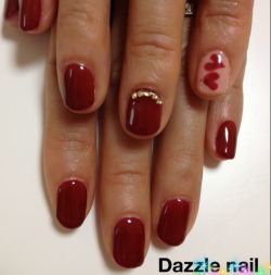 ワインレッドが基本のジェルネイル