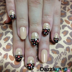 ベージュと黒のフレンチネイル