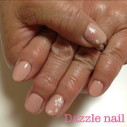 ベージュピンクの桜のネイル