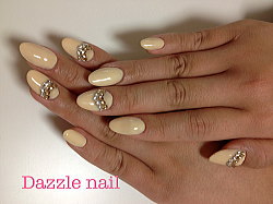 ベージュのスカルプ