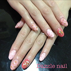 ピンクベースのジェルネイル