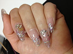 クリアにパープルパウダーをはさんだスカルプ