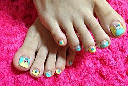 黄色とグリーンのポップなフットジェルネイル