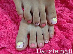 ピンク系の二色のフットジェルネイル