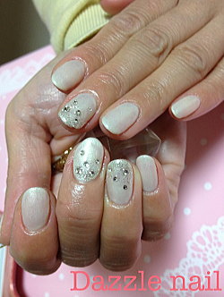 白パールの上品ジェルネイル