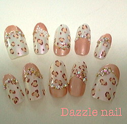 ベージュピンクのレオパードネイルチップ