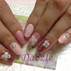 指ごとのグラデーションになったジェルネイル