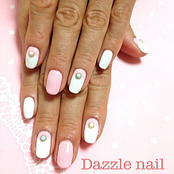 白とピンクのジェルネイル