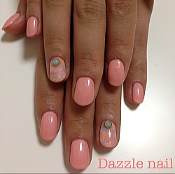 サーモンピンクとカラフルタイダイのジェルネイル