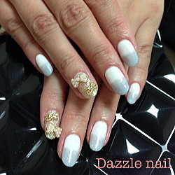 白とグレーの大人なバイカラー