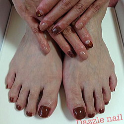 ブラウンのフットジェルネイル