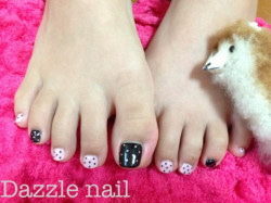 黒とピンクの相性抜群なフットジェル