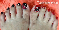 黒と赤のフットネイル