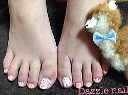 オフホワイトとコーラルオレンジの2色ベースのフットジェルネイル