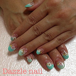 グリーンを２色使ったななめフレンチ