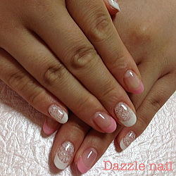 白とピンクのフレンチネイル