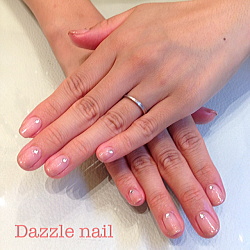 ピンクベースにブラウンをグラデーションした上品ネイル