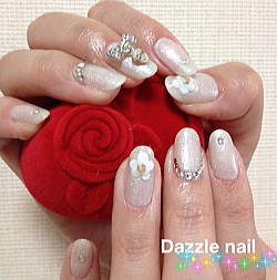 パールホワイトのジェルネイル