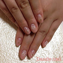 ヌーディーベージュの幅広フレンチに白の淡いイメージなお花