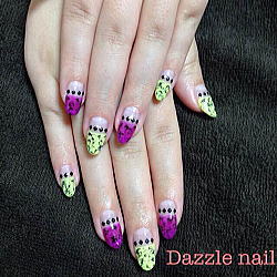 蛍光のピンクとイエローを使ったマーブルフレンチ