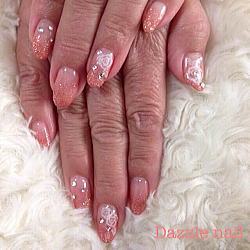 オレンジピンクのグラデーションネイル