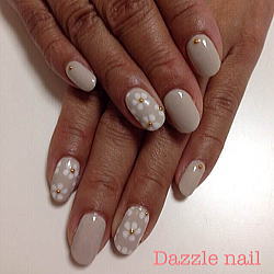 グレイベージュに白の5枚花を描きました