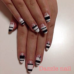 白にランダムなボーダーがオシャンティ