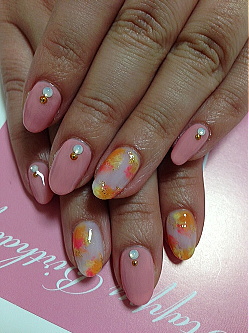 サーモンピンクとマーブルのジェルネイル