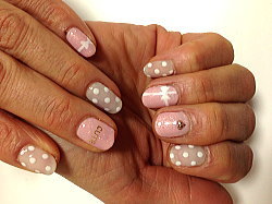 流行りのクリア系デザインのジェルネイル