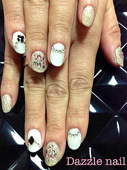 白とシルバーのゴージャスなジェルネイル