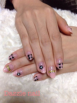 チェック柄のバイカラーフレンチネイル