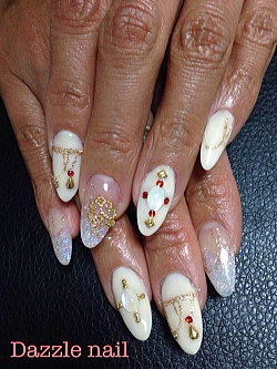 カラーを抑えめにキラキラ感を目立たせたデザイン