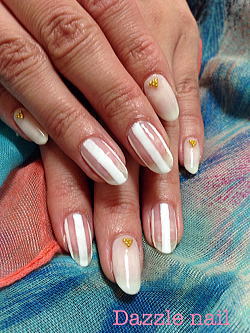 涼しげなデザインのクリアジェルネイル