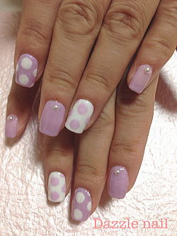 パープルと白をつかったジェルネイル