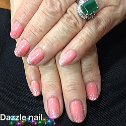 オレンジピンクのジェルネイル