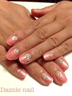 光沢あるオレンジピンクのジェルネイル