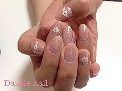 お花を飾ったキュートなジェルネイル