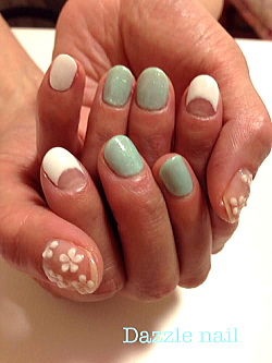 ペパーミントグリーンと白を使った爽やかなネイル