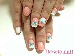 オレンジピンクとしろのバイカラーが女性らしいジェルネイル