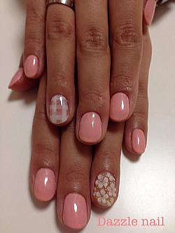 透け感を活かしたチェックとお花のカジュアルネイル