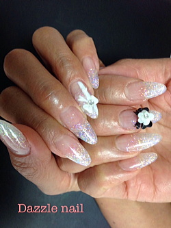 カメリアとリボンを使った上品ネイル