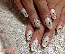 白とネイビーのストーン使いがおもしろい、白ネイル