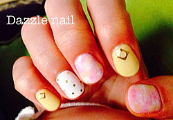 イエロー、ピンク、白のマーブルがかわいジェルネイル